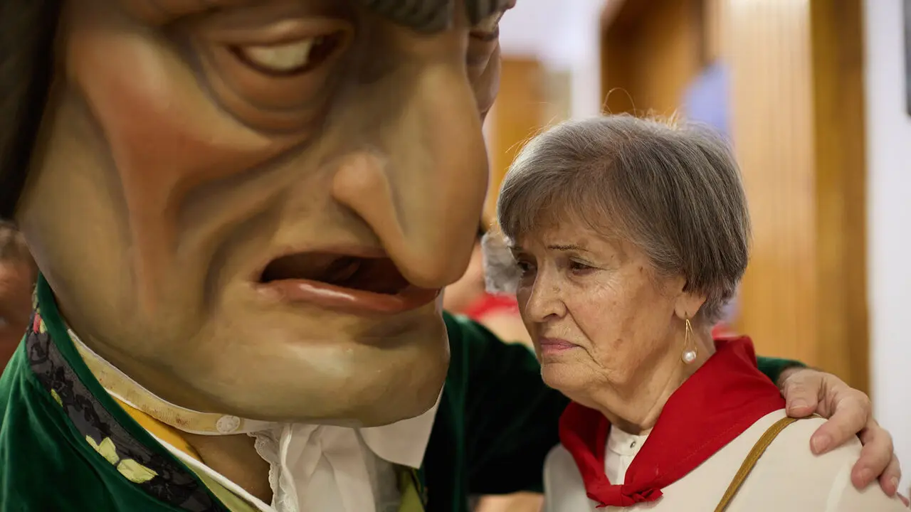 La Comparsa de Gigantes y Cabezudos visitan a los y las residentes de la Casa de la Misericordia de Pamplona durante las fiestas de San Ferm&iacute;n 2026. I&Ntilde;IGO ALZUGARAY