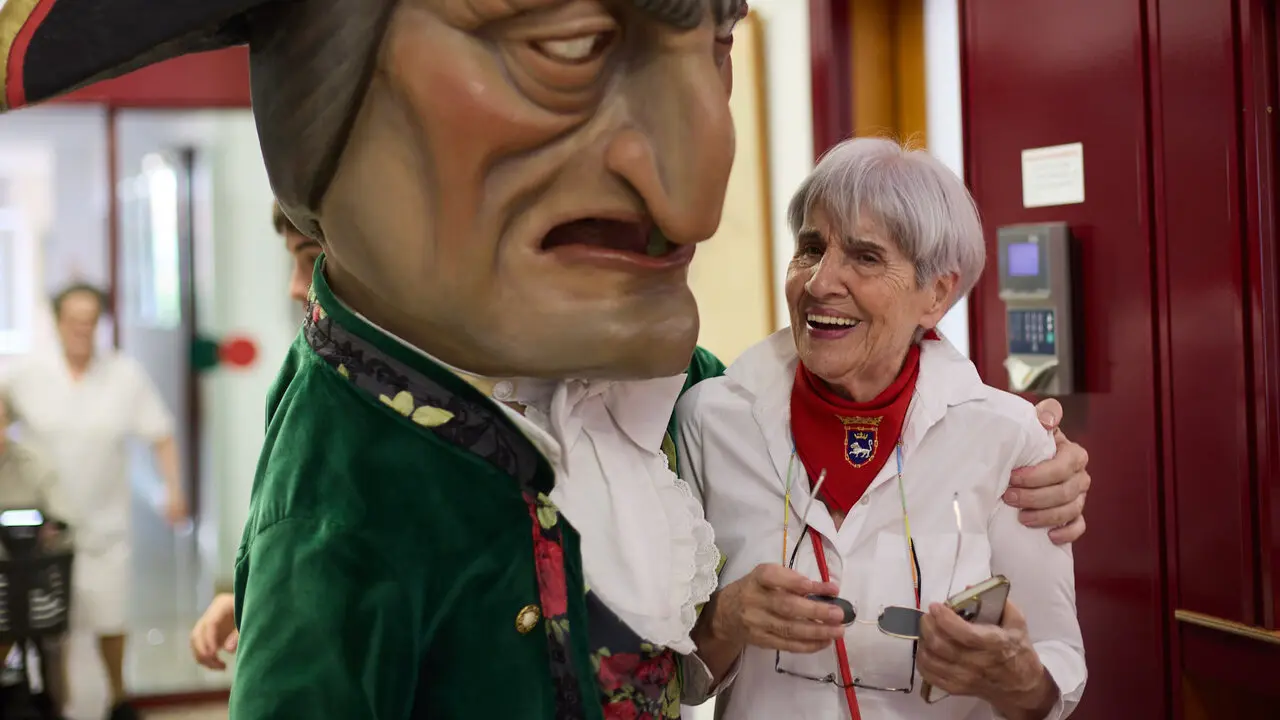 La Comparsa de Gigantes y Cabezudos visitan a los y las residentes de la Casa de la Misericordia de Pamplona durante las fiestas de San Ferm&iacute;n 2026. I&Ntilde;IGO ALZUGARAY