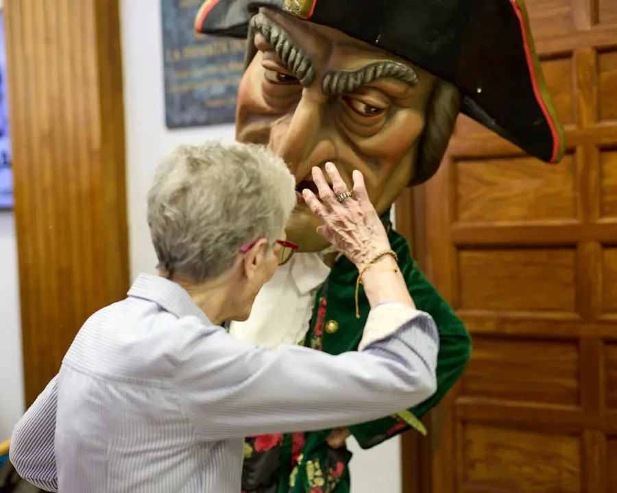 La Comparsa de Gigantes y Cabezudos visitan a los y las residentes de la Casa de la Misericordia de Pamplona durante las fiestas de San Ferm&iacute;n 2026. I&Ntilde;IGO ALZUGARAY