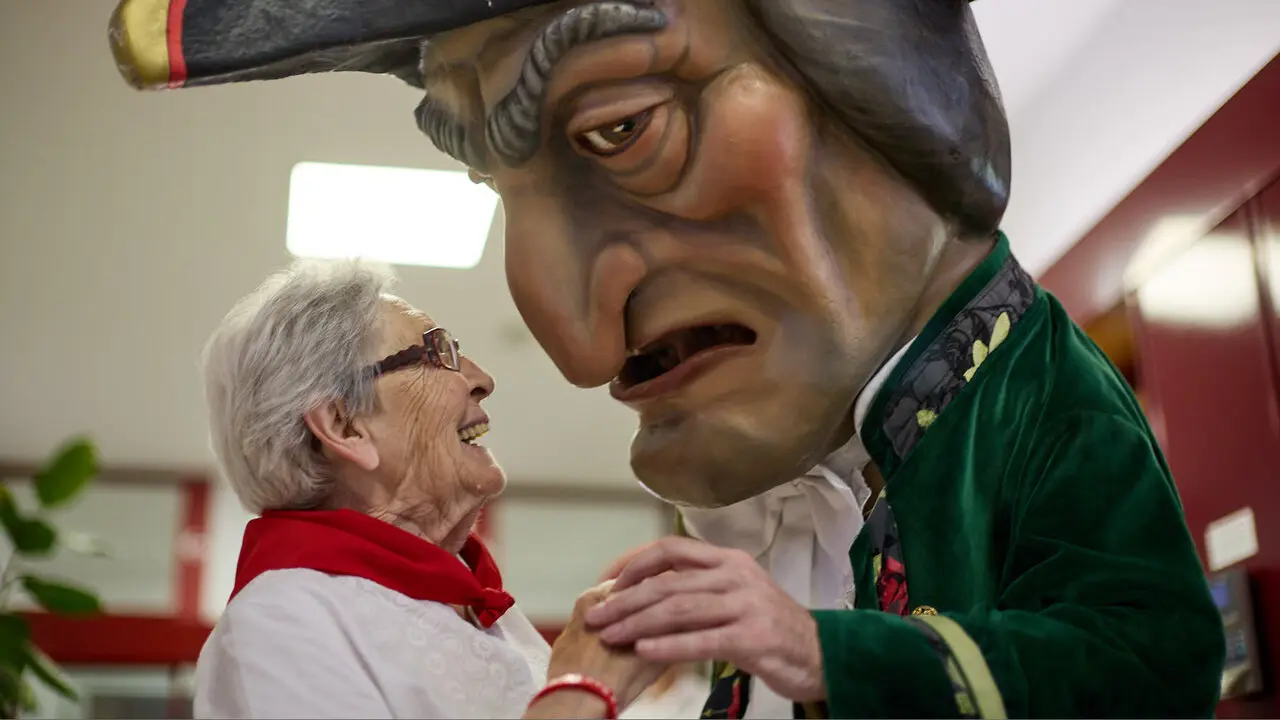 La Comparsa de Gigantes y Cabezudos visitan a los y las residentes de la Casa de la Misericordia de Pamplona durante las fiestas de San Ferm&iacute;n 2026. I&Ntilde;IGO ALZUGARAY
