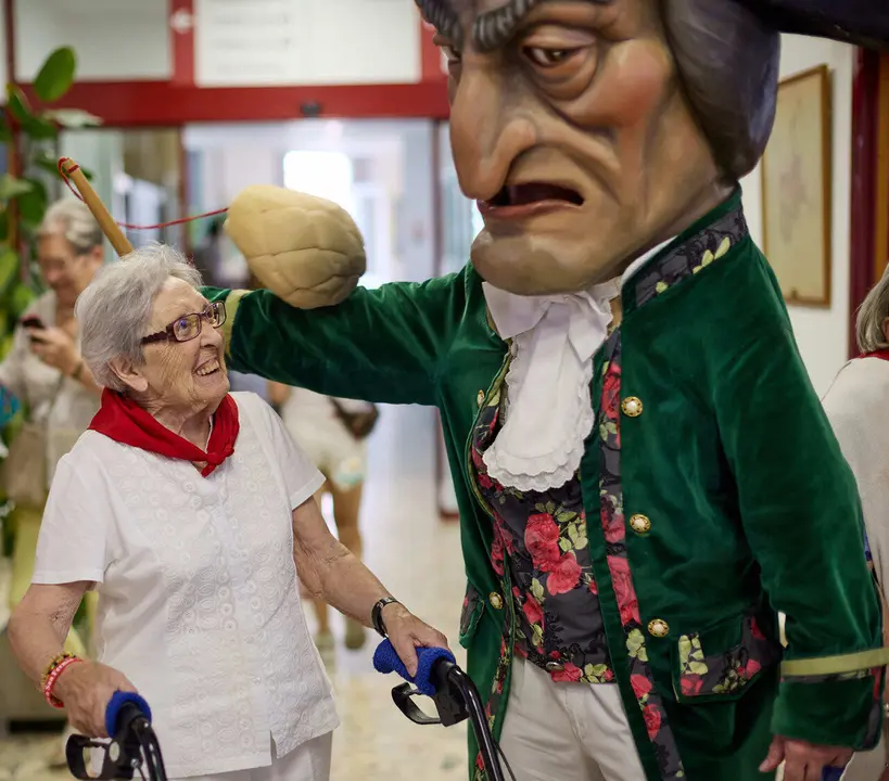 La Comparsa de Gigantes y Cabezudos visitan a los y las residentes de la Casa de la Misericordia de Pamplona durante las fiestas de San Ferm&iacute;n 2026. I&Ntilde;IGO ALZUGARAY