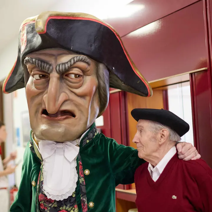 La Comparsa de Gigantes y Cabezudos visitan a los y las residentes de la Casa de la Misericordia de Pamplona durante las fiestas de San Ferm&iacute;n 2026. I&Ntilde;IGO ALZUGARAY