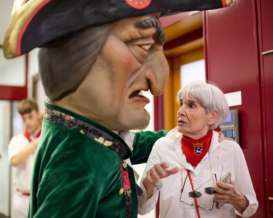 La Comparsa de Gigantes y Cabezudos visitan a los y las residentes de la Casa de la Misericordia de Pamplona durante las fiestas de San Ferm&iacute;n 2026. I&Ntilde;IGO ALZUGARAY