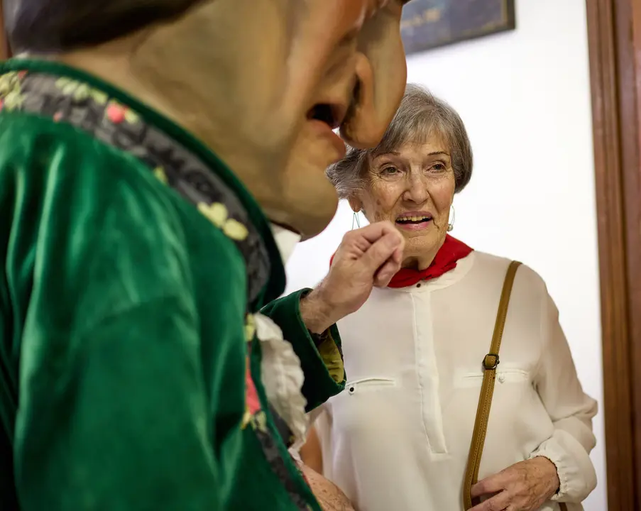 La Comparsa de Gigantes y Cabezudos visitan a los y las residentes de la Casa de la Misericordia de Pamplona durante las fiestas de San Ferm&iacute;n 2026. I&Ntilde;IGO ALZUGARAY