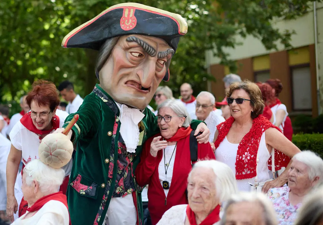 La Comparsa de Gigantes y Cabezudos visitan a los y las residentes de la Casa de la Misericordia de Pamplona durante las fiestas de San Ferm&iacute;n 2026. I&Ntilde;IGO ALZUGARAY