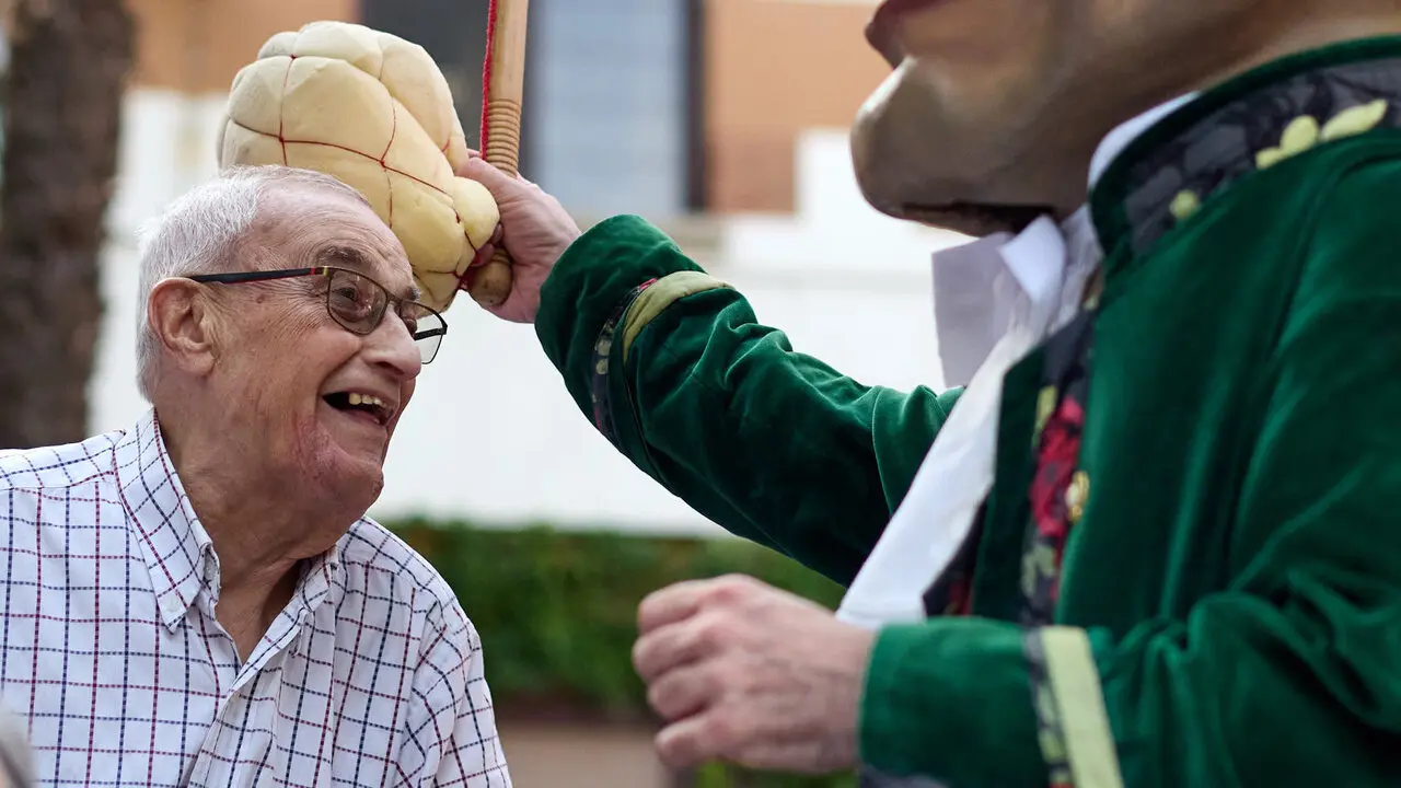 La Comparsa de Gigantes y Cabezudos visitan a los y las residentes de la Casa de la Misericordia de Pamplona durante las fiestas de San Ferm&iacute;n 2026. I&Ntilde;IGO ALZUGARAY