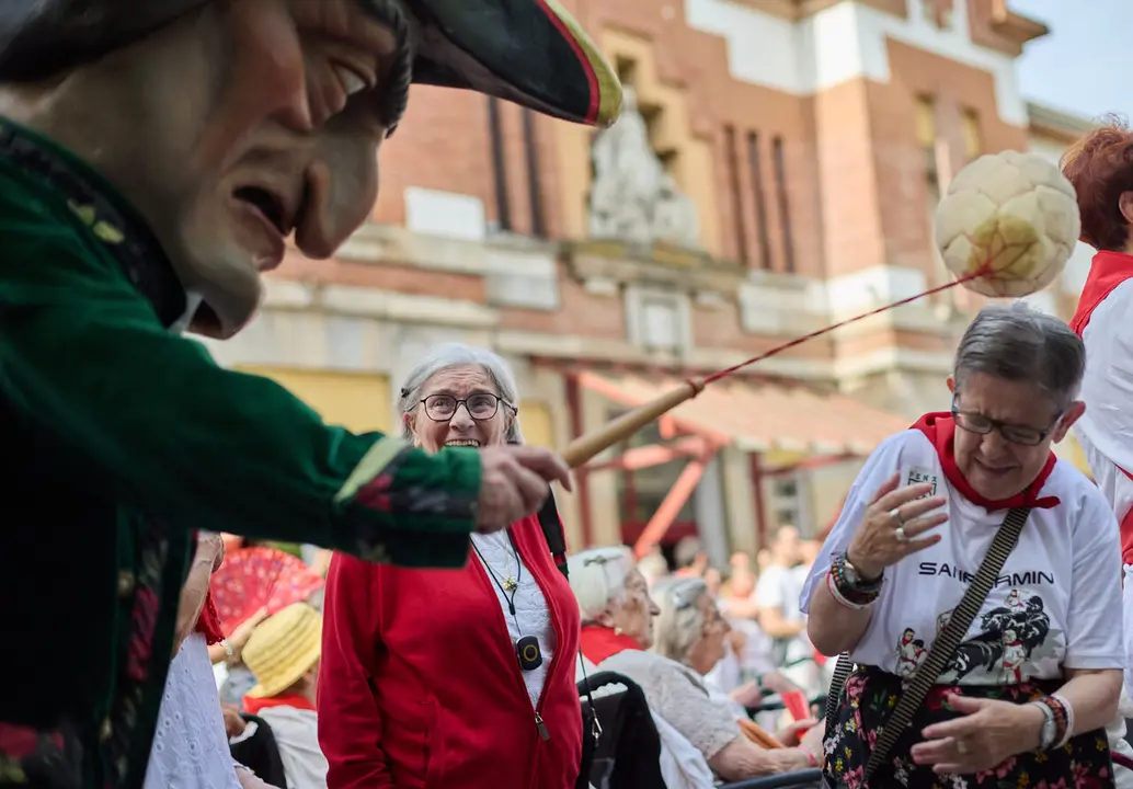 La Comparsa de Gigantes y Cabezudos visitan a los y las residentes de la Casa de la Misericordia de Pamplona durante las fiestas de San Ferm&iacute;n 2026. I&Ntilde;IGO ALZUGARAY