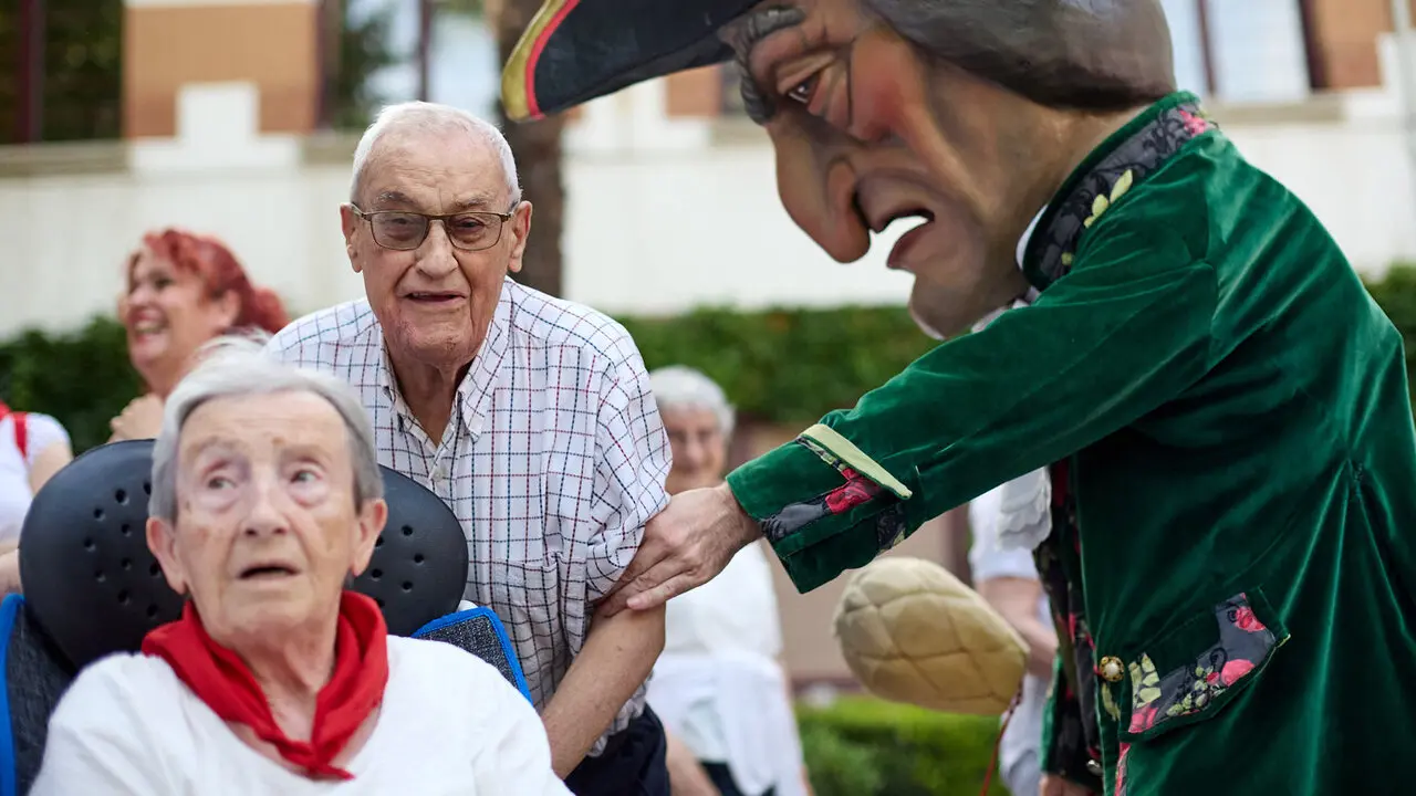 La Comparsa de Gigantes y Cabezudos visitan a los y las residentes de la Casa de la Misericordia de Pamplona durante las fiestas de San Ferm&iacute;n 2026. I&Ntilde;IGO ALZUGARAY
