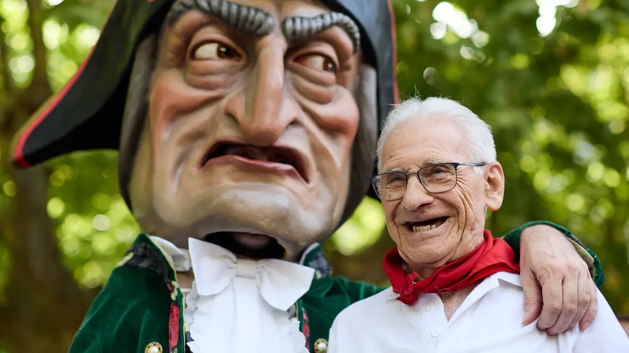 La Comparsa de Gigantes y Cabezudos visitan a los y las residentes de la Casa de la Misericordia de Pamplona durante las fiestas de San Ferm&iacute;n 2026. I&Ntilde;IGO ALZUGARAY
