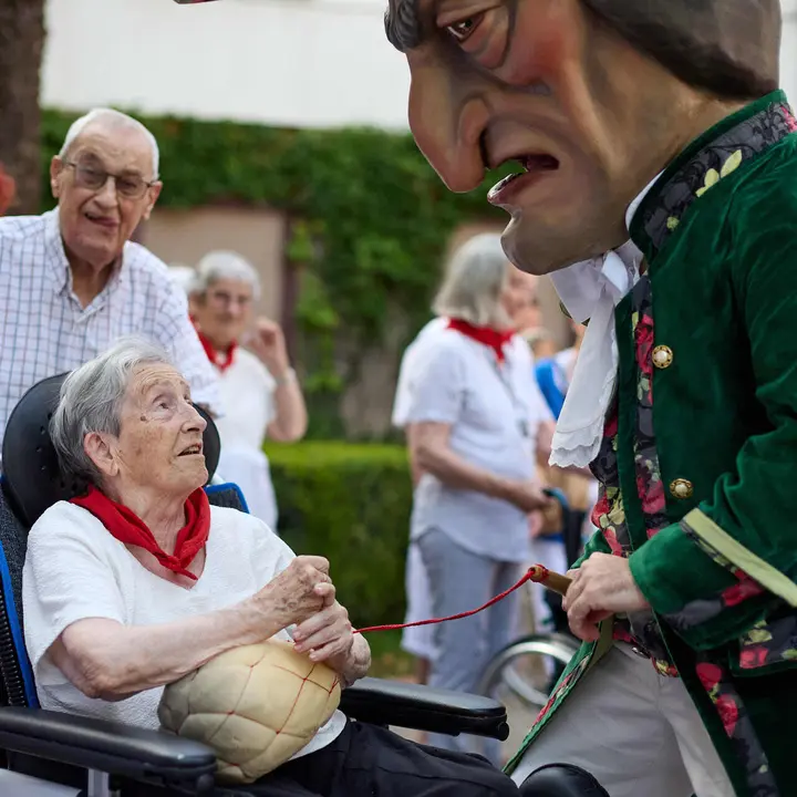 La Comparsa de Gigantes y Cabezudos visitan a los y las residentes de la Casa de la Misericordia de Pamplona durante las fiestas de San Ferm&iacute;n 2026. I&Ntilde;IGO ALZUGARAY