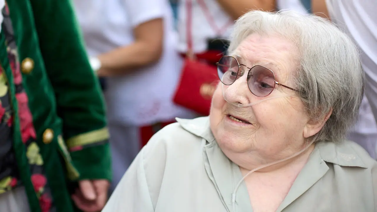 La Comparsa de Gigantes y Cabezudos visitan a los y las residentes de la Casa de la Misericordia de Pamplona durante las fiestas de San Ferm&iacute;n 2026. I&Ntilde;IGO ALZUGARAY