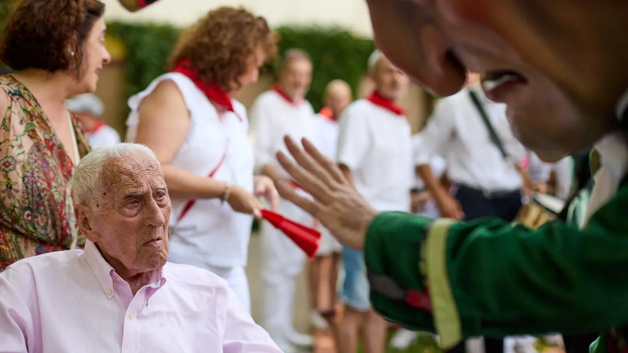 La Comparsa de Gigantes y Cabezudos visitan a los y las residentes de la Casa de la Misericordia de Pamplona durante las fiestas de San Ferm&iacute;n 2026. I&Ntilde;IGO ALZUGARAY