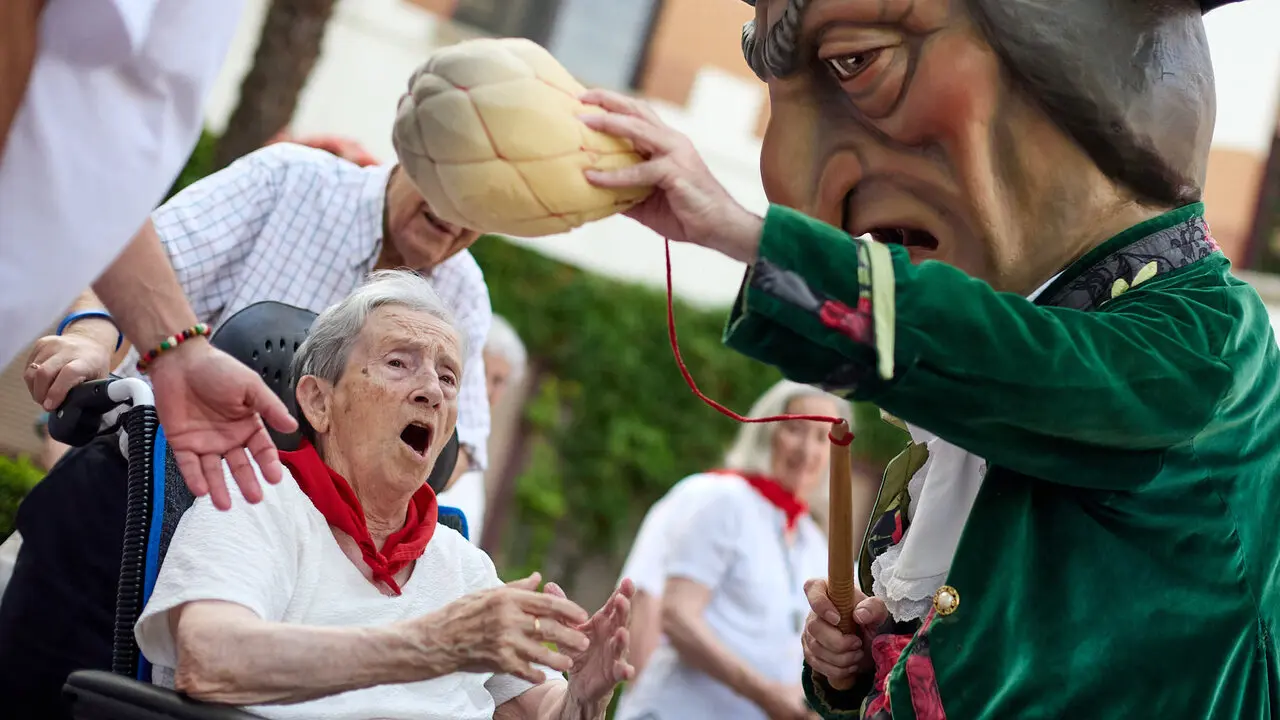 La Comparsa de Gigantes y Cabezudos visitan a los y las residentes de la Casa de la Misericordia de Pamplona durante las fiestas de San Ferm&iacute;n 2026. I&Ntilde;IGO ALZUGARAY