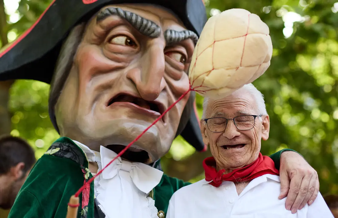 La Comparsa de Gigantes y Cabezudos visitan a los y las residentes de la Casa de la Misericordia de Pamplona durante las fiestas de San Ferm&iacute;n 2026. I&Ntilde;IGO ALZUGARAY