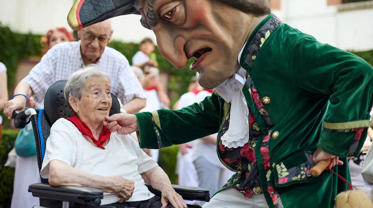 La Comparsa de Gigantes y Cabezudos visitan a los y las residentes de la Casa de la Misericordia de Pamplona durante las fiestas de San Ferm&iacute;n 2026. I&Ntilde;IGO ALZUGARAY