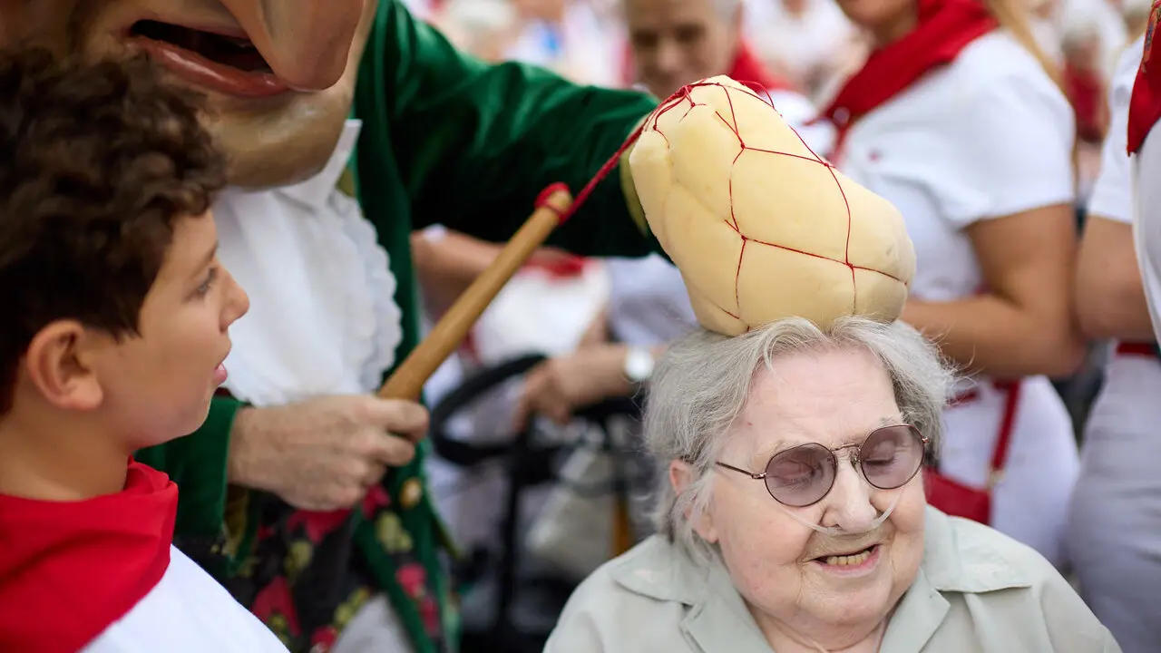La Comparsa de Gigantes y Cabezudos visitan a los y las residentes de la Casa de la Misericordia de Pamplona durante las fiestas de San Ferm&iacute;n 2026. I&Ntilde;IGO ALZUGARAY