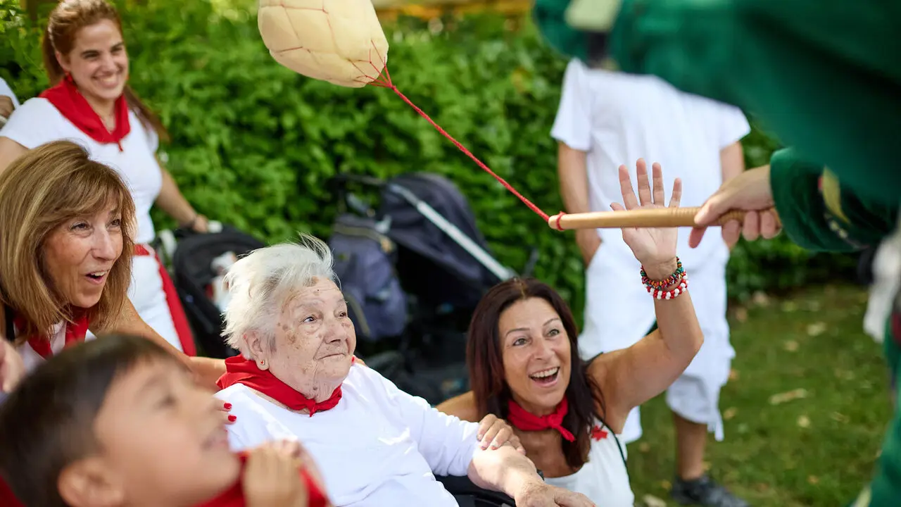 La Comparsa de Gigantes y Cabezudos visitan a los y las residentes de la Casa de la Misericordia de Pamplona durante las fiestas de San Ferm&iacute;n 2026. I&Ntilde;IGO ALZUGARAY