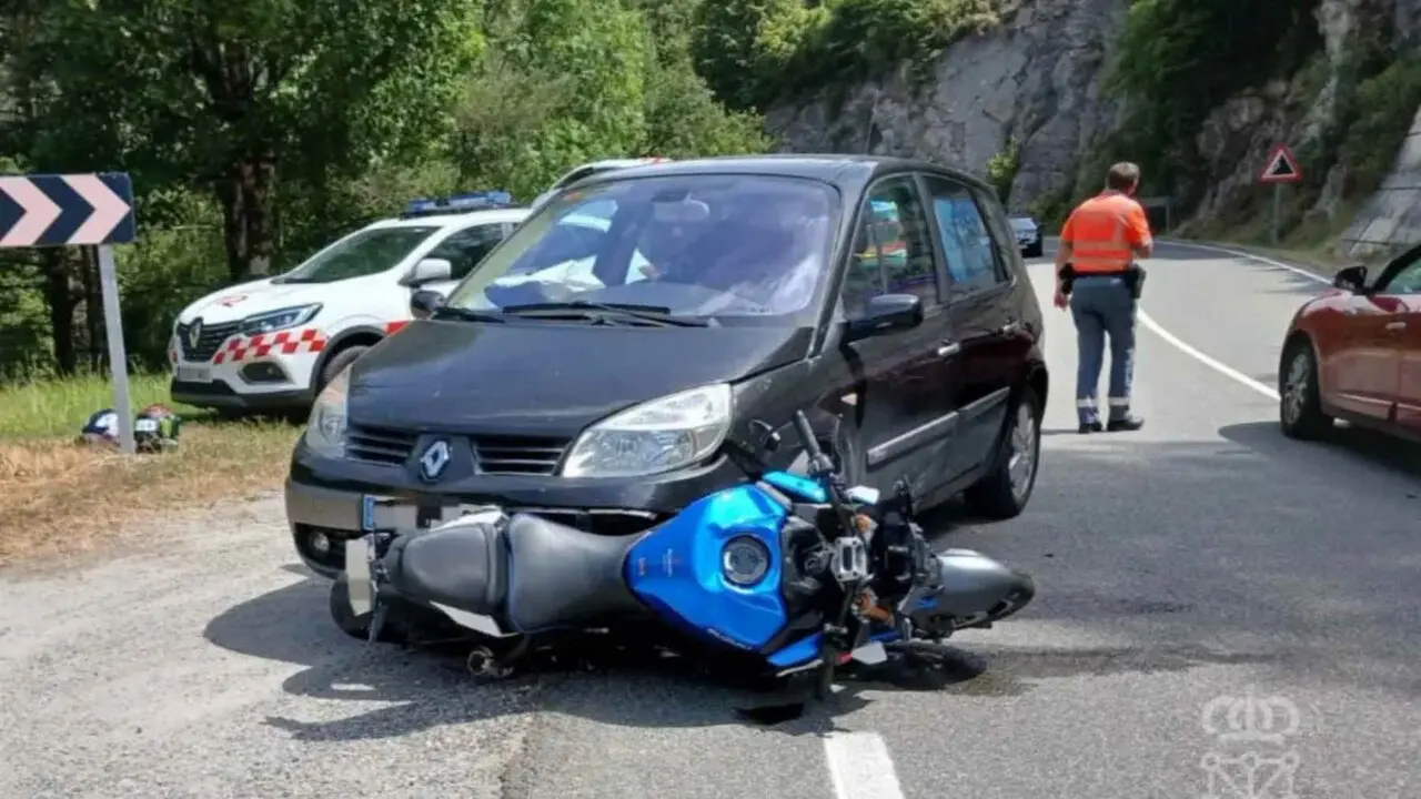 Colisi&oacute;n entre un turismo y una motocicleta en Saitgos. POLIC&Iacute;A FORAL.