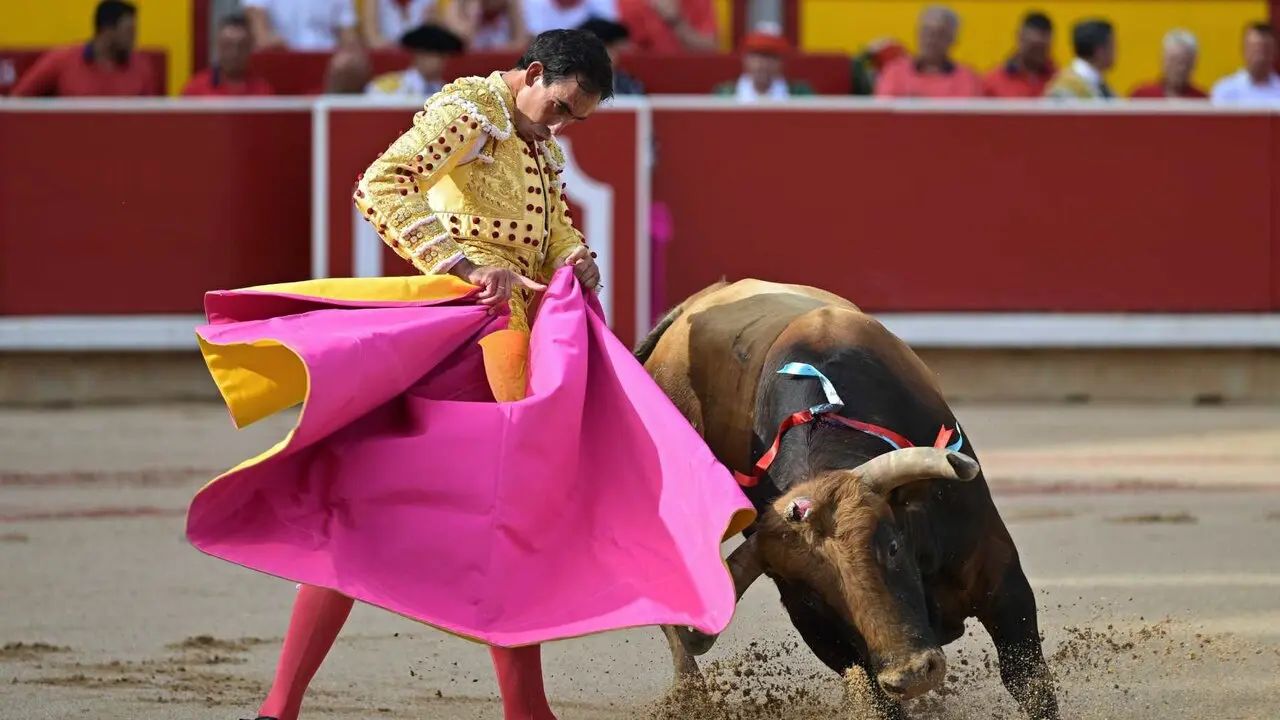 El torero Jim&eacute;nez Fortes recibe con el capote a su primer toro de la tarde en la octava de abono de la Feria del Toro de los Sanfermines 2026 con toros de la ganader&iacute;a gaditana de La Palmosilla y en la que comparte cartel con los diestros Fernando Adri&aacute;n y Samuel Naval&oacute;n. EFE/ Daniel Fern&aacute;ndez.