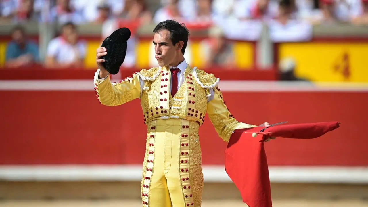 El torero Jim&eacute;nez Fortes brinda al p&uacute;blico de la Monumental de Pamplona su primer toro de la tarde en la octava de abono de la Feria del Toro de los Sanfermines 2026 con toros de la ganader&iacute;a gaditana de La Palmosilla y en la que comparte cartel con los diestros Fernando Adri&aacute;n y Samuel Naval&oacute;n. EFE/ Daniel Fern&aacute;ndez.