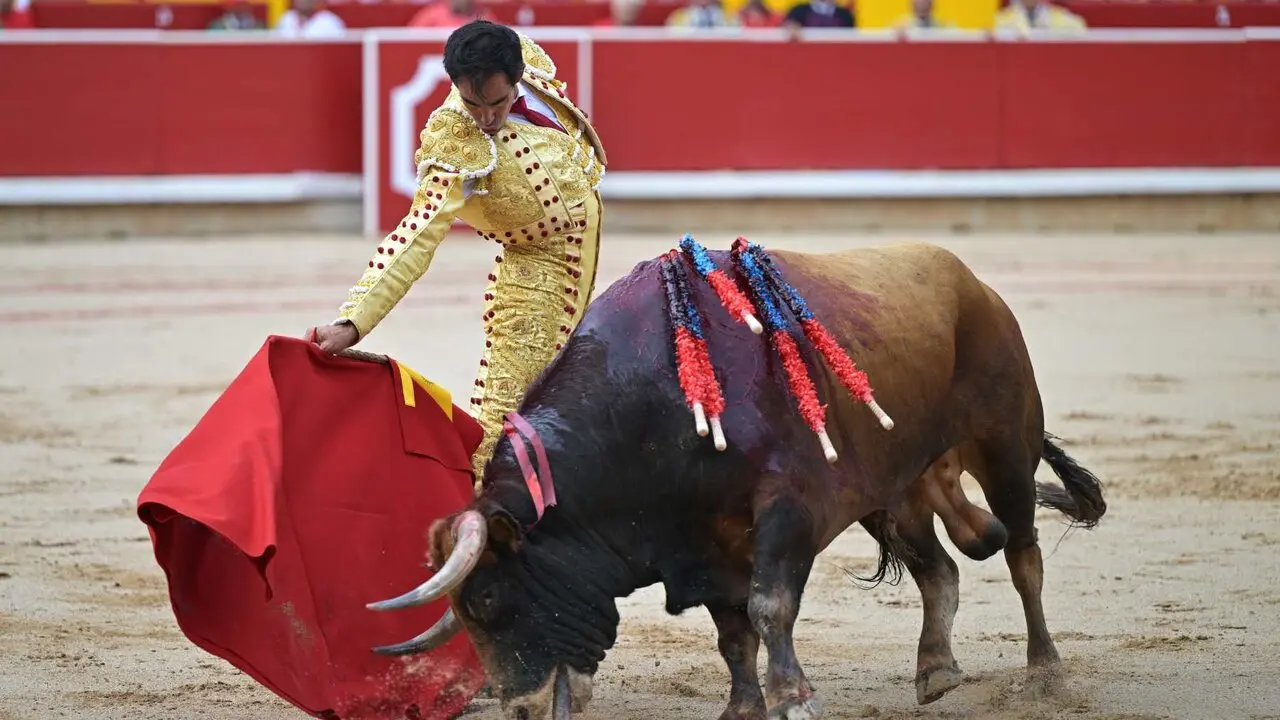 El torero Jim&eacute;nez Fortes durante la lidia a su primer toro de la tarde en la octava de abono de la Feria del Toro de los Sanfermines 2026 con toros de la ganader&iacute;a gaditana de La Palmosilla y en la que comparte cartel con los diestros Fernando Adri&aacute;n y Samuel Naval&oacute;n. EFE/ Daniel Fern&aacute;ndez.