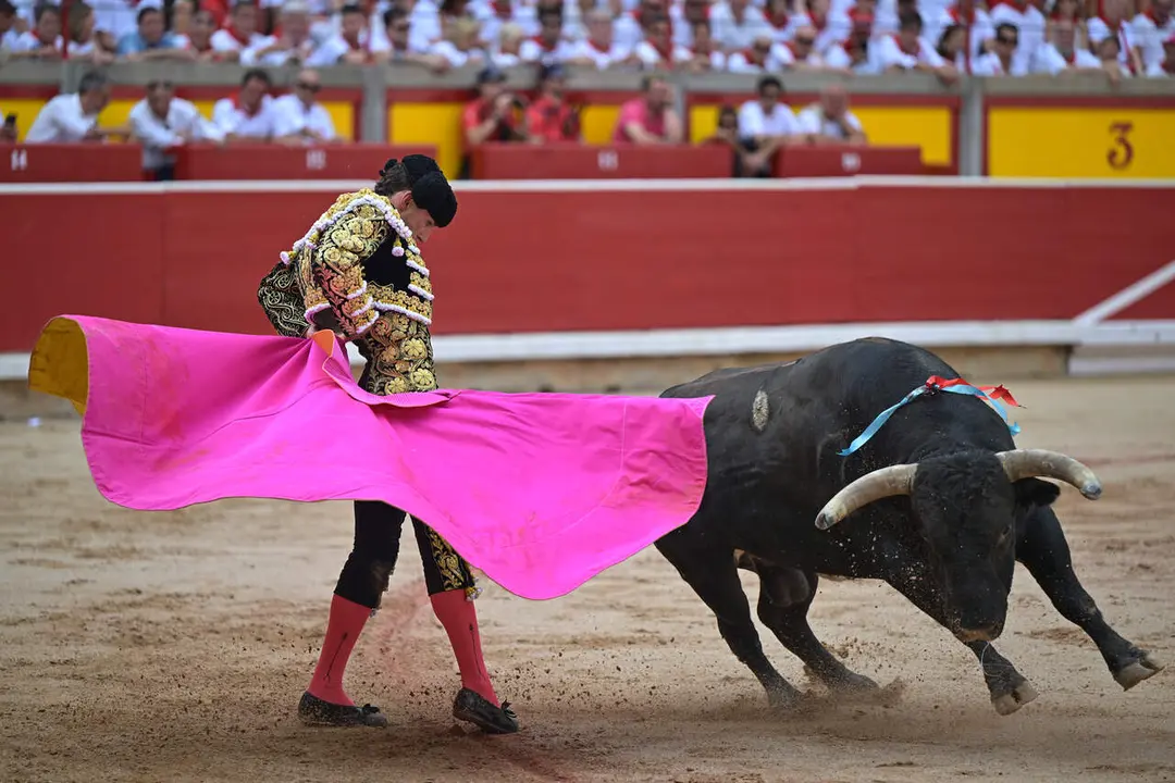 El torero Fernando Adri&aacute;n recibe con el capote a su primer toro de la tarde en la octava de abono de la Feria del Toro de los Sanfermines 2026 con toros de la ganader&iacute;a gaditana de La Palmosilla y en la que comparte cartel con los diestros Jim&eacute;nez Fortes y Samuel Naval&oacute;n. EFE/ Daniel Fern&aacute;ndez.