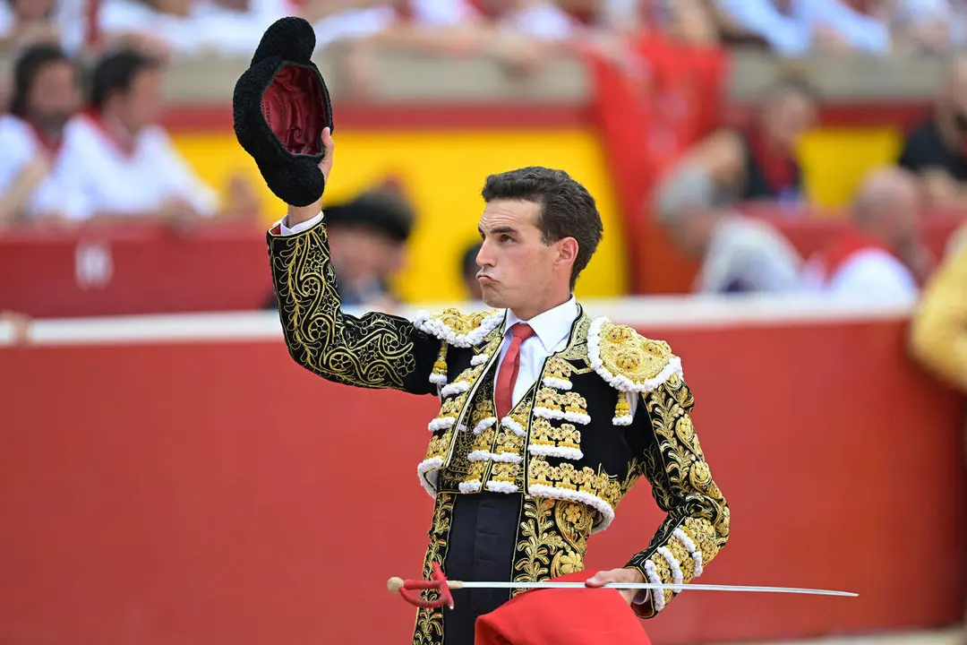 El torero Fernando Adri&aacute;n recibe con el capote a su primer toro de la tarde en la octava de abono de la Feria del Toro de los Sanfermines 2026 con toros de la ganader&iacute;a gaditana de La Palmosilla y en la que comparte cartel con los diestros Jim&eacute;nez Fortes y Samuel Naval&oacute;n. EFE/ Daniel Fern&aacute;ndez.