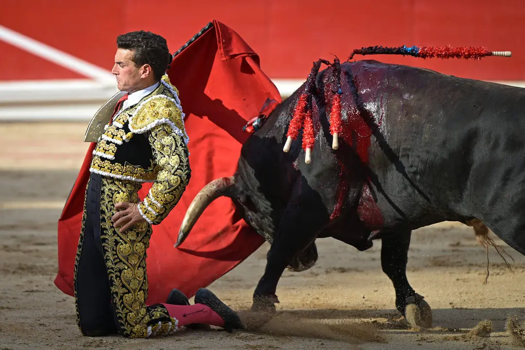 El torero Fernando Adri&aacute;n durante la lidia a su primer toro de la tarde en la octava de abono de la Feria del Toro de los Sanfermines 2026 con toros de la ganader&iacute;a gaditana de La Palmosilla y en la que comparte cartel con los diestros Fernando Adri&aacute;n y Samuel Naval&oacute;n. EFE/ Daniel Fern&aacute;ndez.
