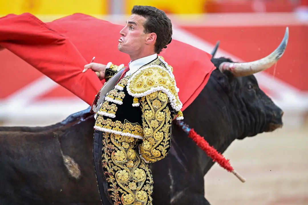 El torero Fernando Adri&aacute;n durante la lidia a su primer toro de la tarde en la octava de abono de la Feria del Toro de los Sanfermines 2026 con toros de la ganader&iacute;a gaditana de La Palmosilla y en la que comparte cartel con los diestros Jim&eacute;nez Fortes y Samuel Naval&oacute;n. EFE/ Daniel Fern&aacute;ndez.