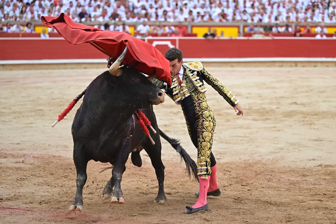 El torero Fernando Adri&aacute;n durante la lidia a su primer toro de la tarde en la octava de abono de la Feria del Toro de los Sanfermines 2026 con toros de la ganader&iacute;a gaditana de La Palmosilla y en la que comparte cartel con los diestros Jim&eacute;nez Fortes y Samuel Naval&oacute;n. EFE/ Daniel Fern&aacute;ndez.