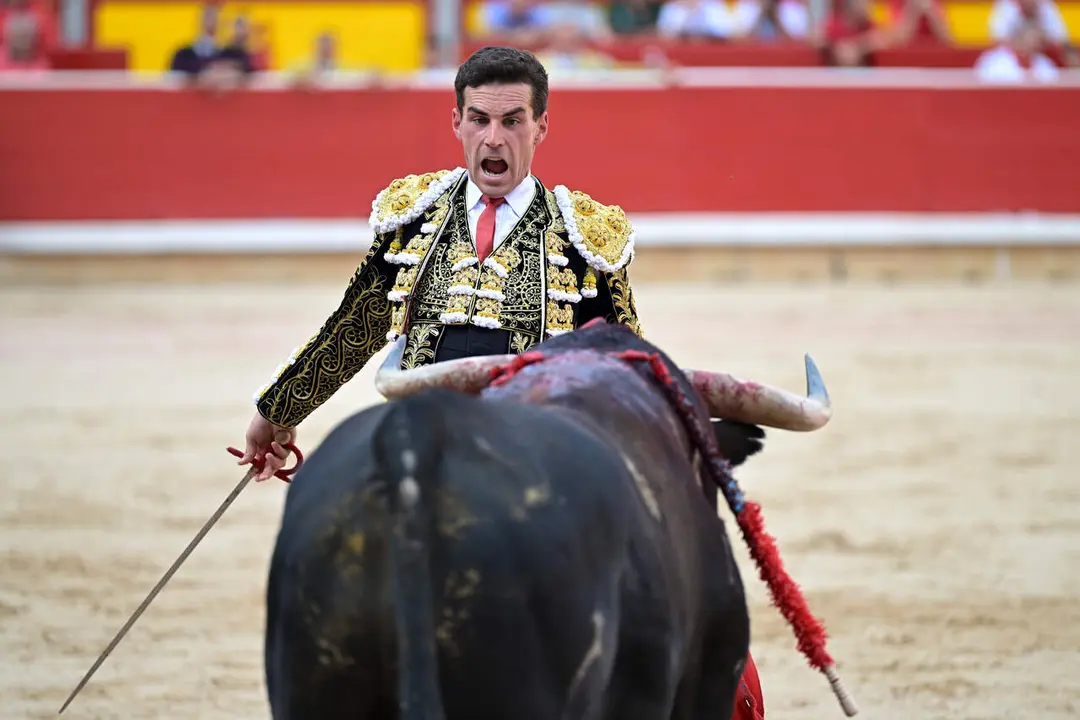 El torero Fernando Adri&aacute;n durante la lidia a su primer toro de la tarde en la octava de abono de la Feria del Toro de los Sanfermines 2026 con toros de la ganader&iacute;a gaditana de La Palmosilla y en la que comparte cartel con los diestros Fernando Adri&aacute;n y Samuel Naval&oacute;n. EFE/ Daniel Fern&aacute;ndez.