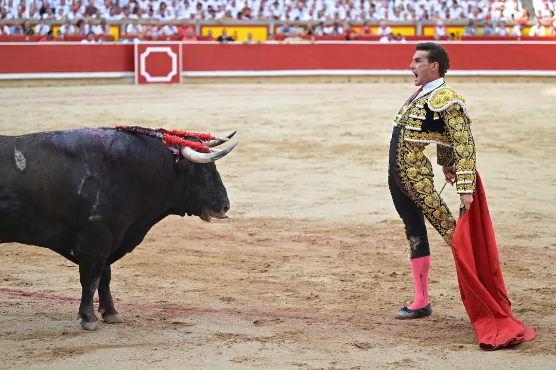 El torero Fernando Adri&aacute;n durante la lidia a su primer toro de la tarde en la octava de abono de la Feria del Toro de los Sanfermines 2026 con toros de la ganader&iacute;a gaditana de La Palmosilla y en la que comparte cartel con los diestros Jim&eacute;nez Fortes y Samuel Naval&oacute;n. EFE/ Daniel Fern&aacute;ndez.