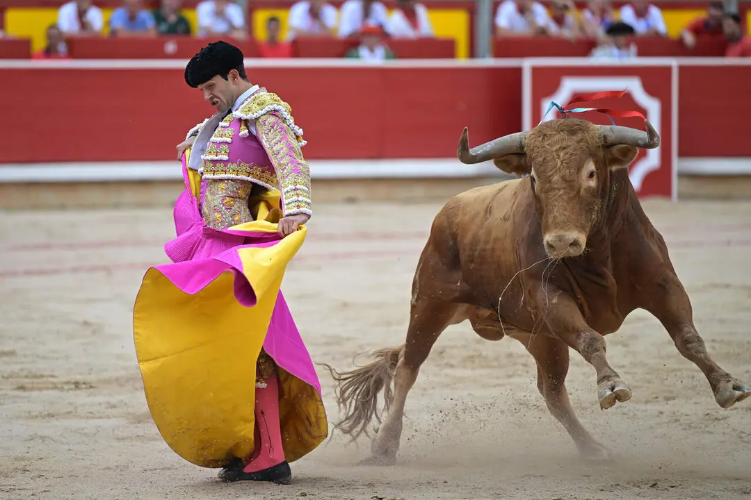 El torero Samuel Naval&oacute;n durante recibe con el capote a su primer toro de la tarde en la octava de abono de la Feria del Toro de los Sanfermines 2026 con toros de la ganader&iacute;a gaditana de La Palmosilla y en la que comparte cartel con los diestros Jim&eacute;nez Fortes y Fernando Adri&aacute;n. EFE/ Daniel Fern&aacute;ndez.