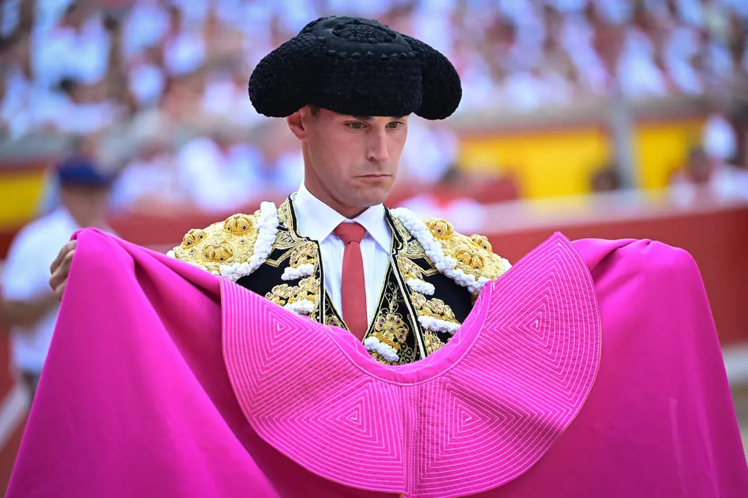 El torero Fernando Adri&aacute;n saluda a la presidencia momentos antes de dar comienzo la octava corrida de abono de la Feria del Toro de los Sanfermines 2026 con toros de la ganader&iacute;a gaditana de La Palmosilla y en la que comparte cartel con los diestros Jim&eacute;nez Fortes y Samuel Naval&oacute;n. EFE/ Daniel Fern&aacute;ndez.