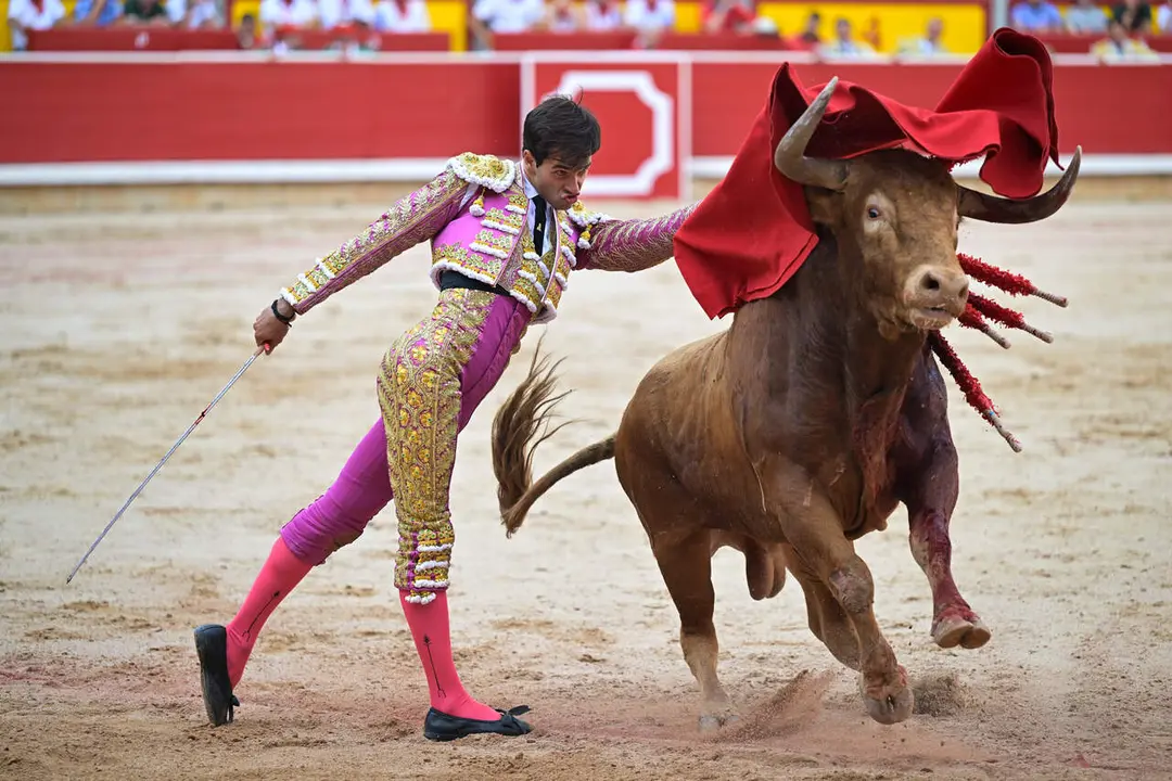 El torero Samuel Naval&oacute;n durante durante la lidia a su primer toro de la tarde en la octava de abono de la Feria del Toro de los Sanfermines 2026 con toros de la ganader&iacute;a gaditana de La Palmosilla y en la que comparte cartel con los diestros Jim&eacute;nez Fortes y Fernando Adri&aacute;n. EFE/ Daniel Fern&aacute;ndez.