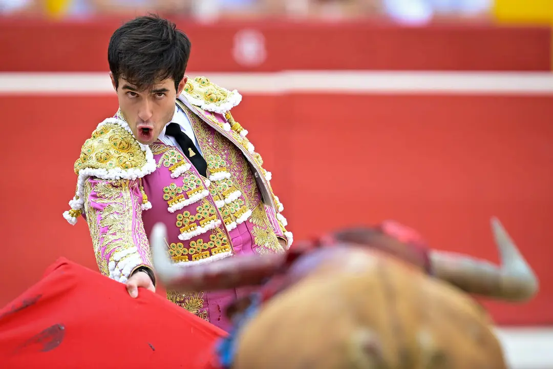 El torero Samuel Naval&oacute;n durante la lidia a su primer toro de la tarde en la octava de abono de la Feria del Toro de los Sanfermines 2026 con toros de la ganader&iacute;a gaditana de La Palmosilla y en la que comparte cartel con los diestros Fernando Adri&aacute;n y Samuel Naval&oacute;n. EFE/ Daniel Fern&aacute;ndez.