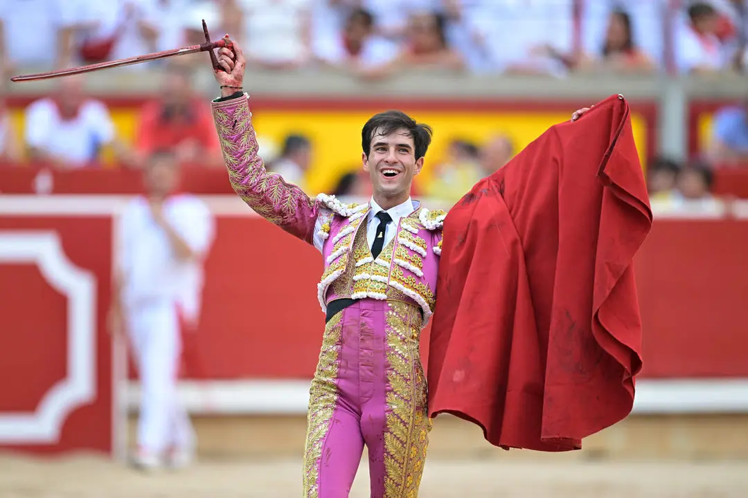 El torero Samuel Naval&oacute;n durante la lidia a su primer toro de la tarde en la octava de abono de la Feria del Toro de los Sanfermines 2026 con toros de la ganader&iacute;a gaditana de La Palmosilla y en la que comparte cartel con los diestros Jim&eacute;nez Fortes y Fernando Adri&aacute;n. EFE/ Daniel Fern&aacute;ndez.