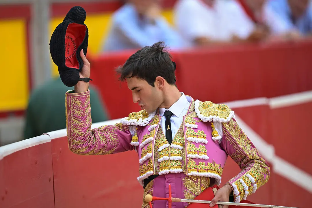 El torero Samuel Naval&oacute;n saluda a la presidencia momentos antes de dar comienzo la lidia a su primer toro de la tarde en la octava de abono de la Feria del Toro de los Sanfermines 2026 con toros de la ganader&iacute;a gaditana de La Palmosilla y en la que comparte cartel con los diestros Jim&eacute;nez Fortes y Fernando Adri&aacute;n. EFE/ Daniel Fern&aacute;ndez.