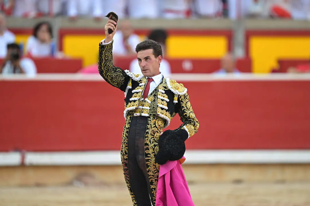 El torero Fernando Adri&aacute;n ha cortado una oreja a su segundo toro de la tarde en la octava de abono de la Feria del Toro de los Sanfermines 2026 con toros de la ganader&iacute;a gaditana de La Palmosilla y en la que ha compartido cartel con los diestros Jim&eacute;nez Fortes y Samuel Naval&oacute;n. EFE/ Daniel Fern&aacute;ndez.