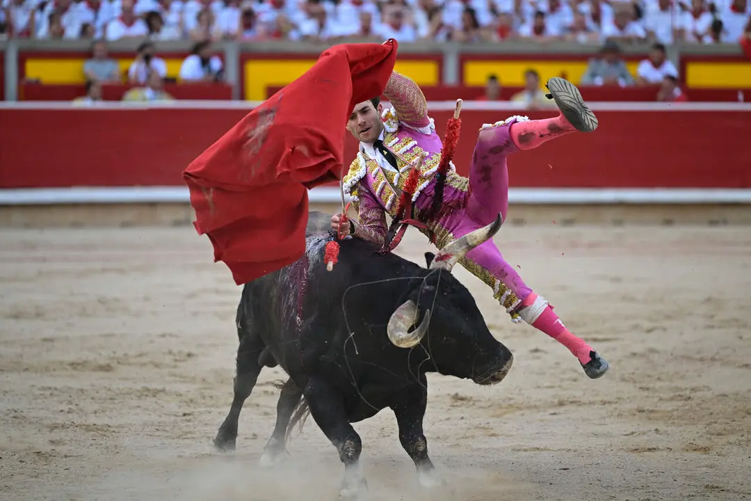 El torero Samuel Naval&oacute;n es volteado durante la lidia a su segundo toro de la tarde en la octava de abono de la Feria del Toro de los Sanfermines 2026 con toros de la ganader&iacute;a gaditana de La Palmosilla y en la que comparte cartel con los diestros Jim&eacute;nez Fortes y Fernando Adri&aacute;n. EFE/ Daniel Fern&aacute;ndez.
