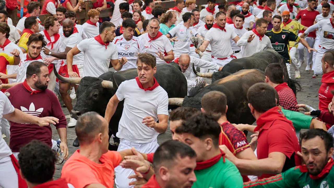 S&eacute;ptimo encierro de San Ferm&iacute;n 2026 con toros de Miura en la curva de Telef&oacute;nica. PABLO LASAOSA