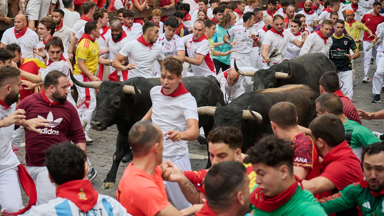S&eacute;ptimo encierro de San Ferm&iacute;n 2026 con toros de Miura en la curva de Telef&oacute;nica. PABLO LASAOSA
