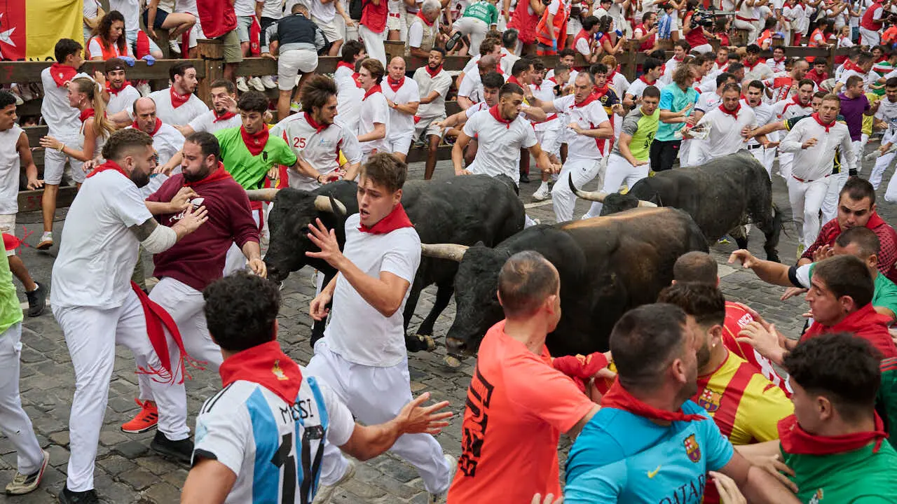 S&eacute;ptimo encierro de San Ferm&iacute;n 2026 con toros de Miura en la curva de Telef&oacute;nica. PABLO LASAOSA