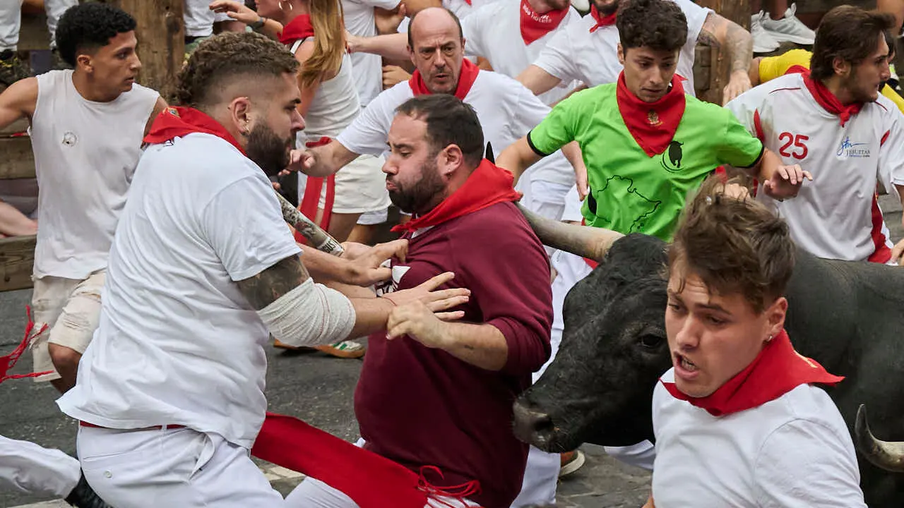 S&eacute;ptimo encierro de San Ferm&iacute;n 2026 con toros de Miura en la curva de Telef&oacute;nica. PABLO LASAOSA