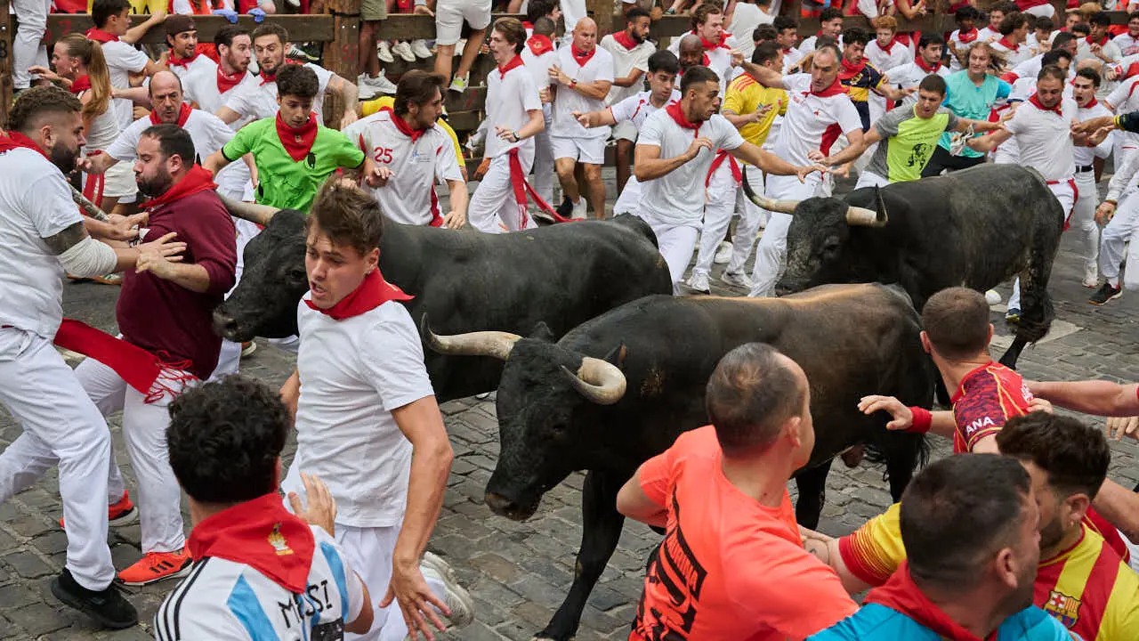 S&eacute;ptimo encierro de San Ferm&iacute;n 2026 con toros de Miura en la curva de Telef&oacute;nica. PABLO LASAOSA