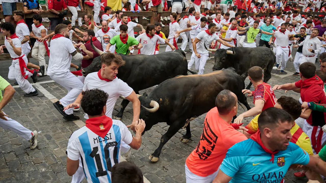 S&eacute;ptimo encierro de San Ferm&iacute;n 2026 con toros de Miura en la curva de Telef&oacute;nica. PABLO LASAOSA