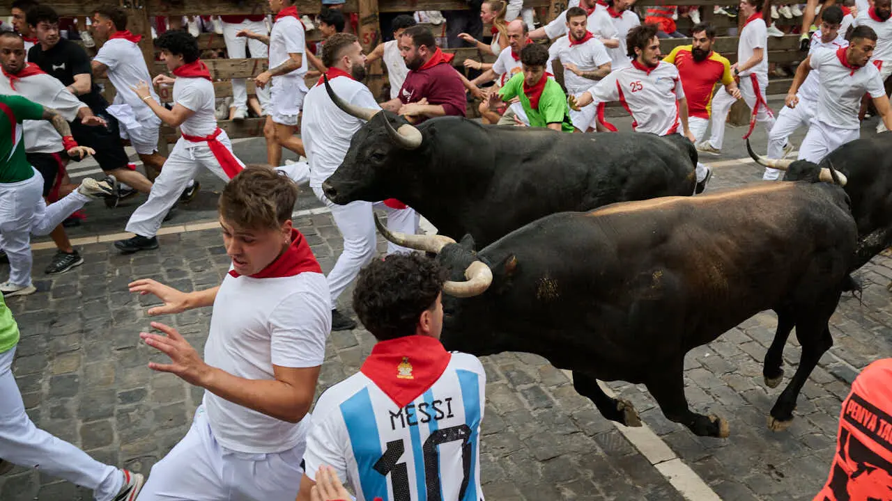 S&eacute;ptimo encierro de San Ferm&iacute;n 2026 con toros de Miura en la curva de Telef&oacute;nica. PABLO LASAOSA