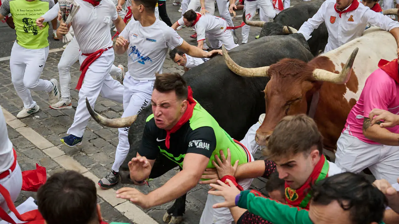 S&eacute;ptimo encierro de San Ferm&iacute;n 2026 con toros de Miura en la curva de Telef&oacute;nica. PABLO LASAOSA