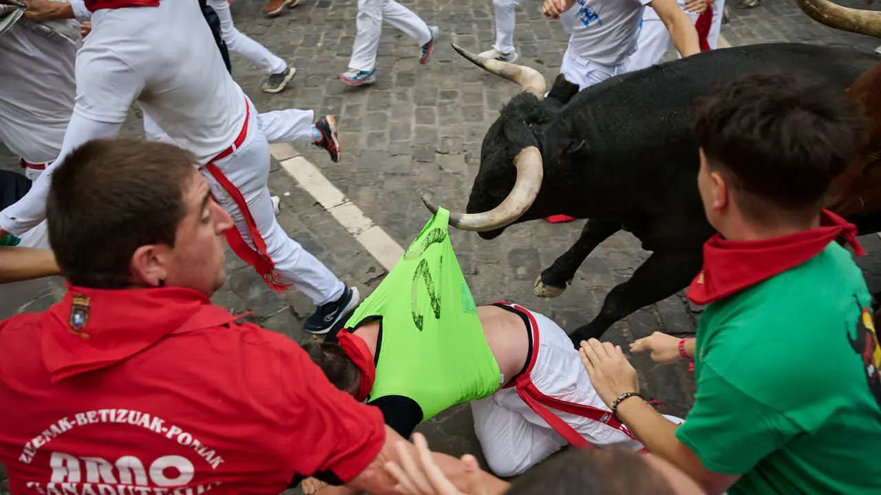 S&eacute;ptimo encierro de San Ferm&iacute;n 2026 con toros de Miura en la curva de Telef&oacute;nica. PABLO LASAOSA
