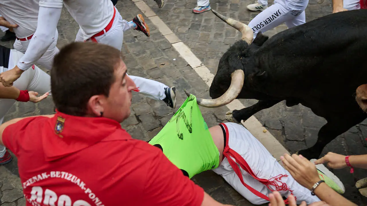S&eacute;ptimo encierro de San Ferm&iacute;n 2026 con toros de Miura en la curva de Telef&oacute;nica. PABLO LASAOSA